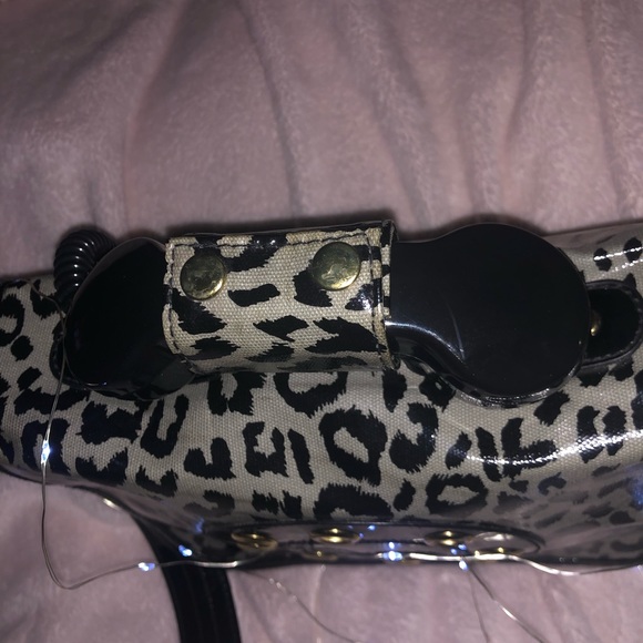 Betseyville “Call Me” Crossbody Bag - Picture 4 of 7